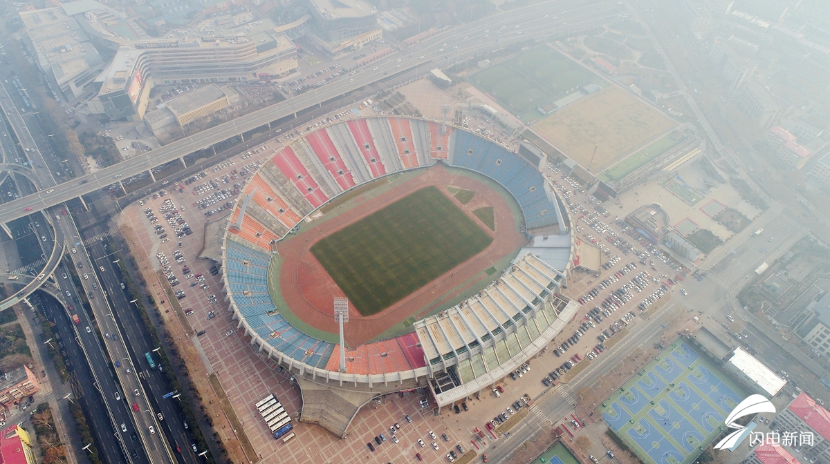 高空俯瞰位于济南经十路旁的山东省体育中心.