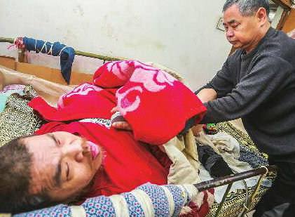 济南男子1岁起瘫痪在床 六兄妹合力照料他62年