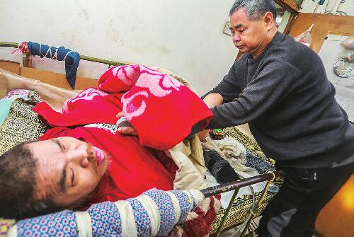 济南男子1岁起瘫痪在床，六兄妹合力照料他62年