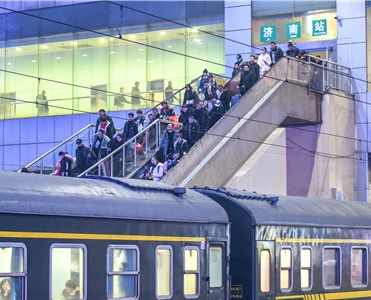 济南火车站的“不夜城” 春运漫漫回家路
