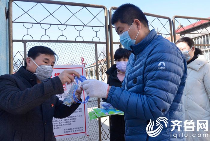 1月30日，滨城区商务局为包保小区送去游泳镜、橡胶手套等防护物品