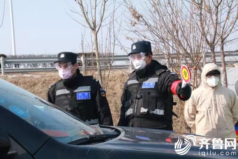 在滨城区国省干道边界检查站执勤人员在对过往车辆检查