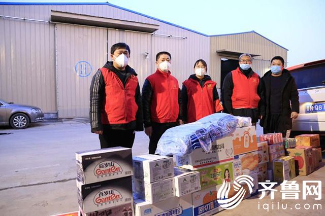 姚军（左二）为瑞洁环卫设备公司捐赠武汉1000支医用垃圾桶运输提供食物