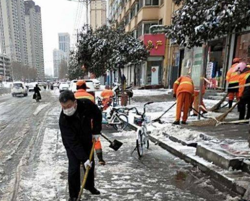 济南突降大雪，公交志愿者走上街头清扫积雪