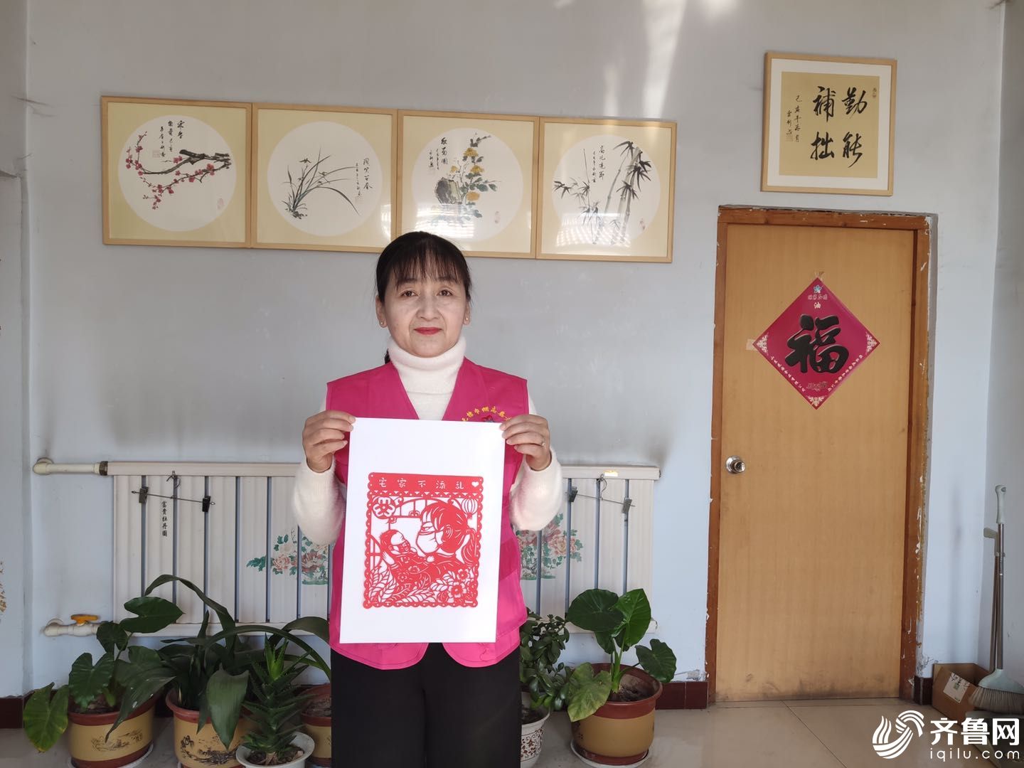 巾帼志愿者方秀岭展示为疫情防控创作的作品 (1)
