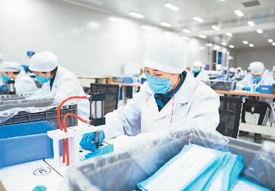 造汽车的、采石油的企业，短时间内迅速转产，生产起口罩、消毒液、防护服—— 紧急跨界，中国企业是咋做到的