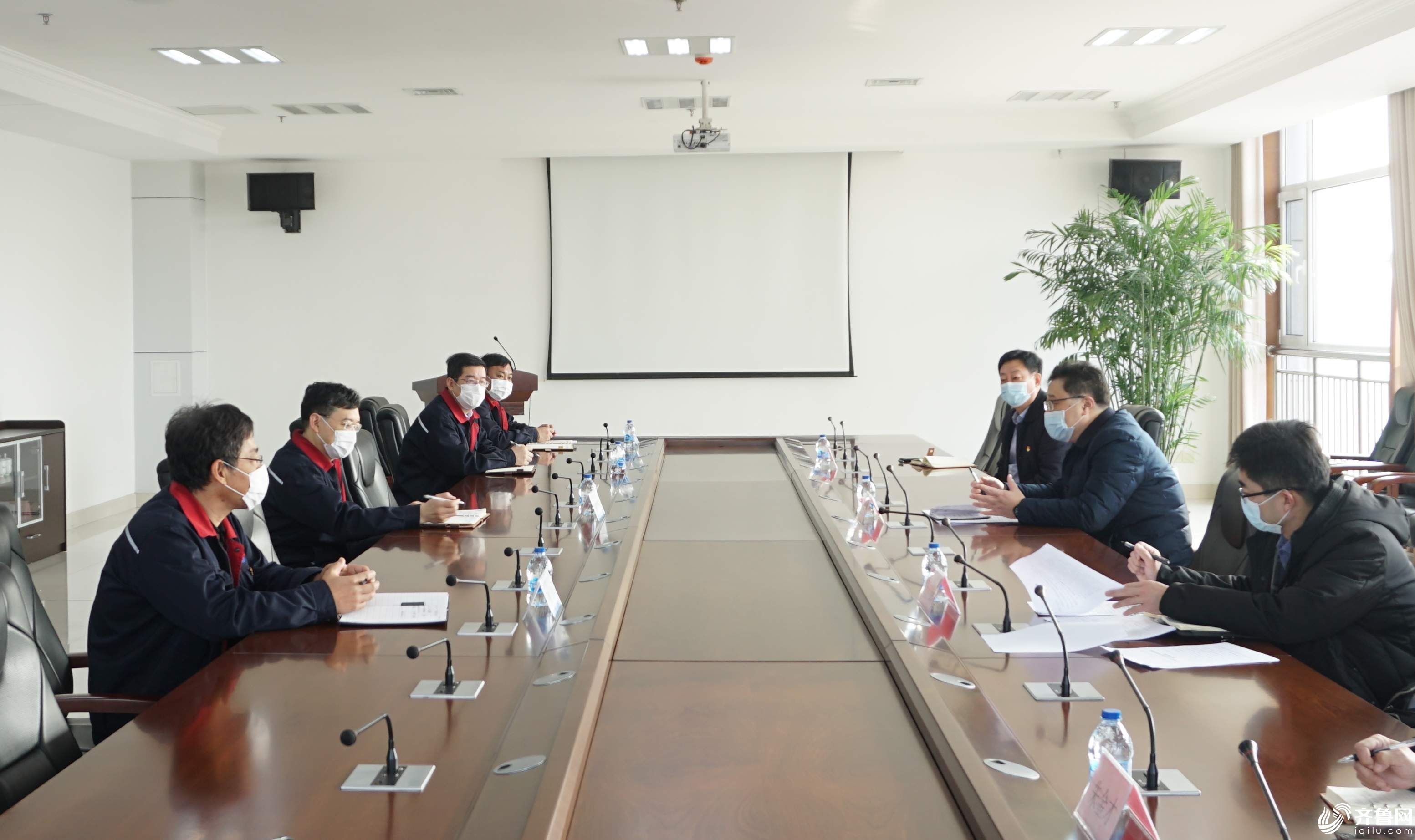 滨城区委常委、区纪委书记王鹏到中海沥青股份有限公司对接企业复工复产与疫情防控工作。。