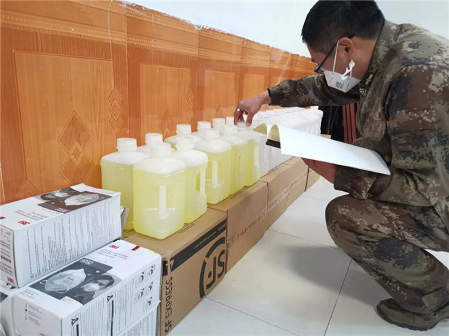 莱阳市武装部工作人员登记分发到各防疫站的物资