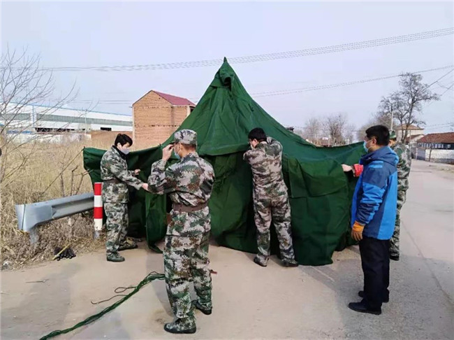 驻莱部队为防疫一线搭建帐篷