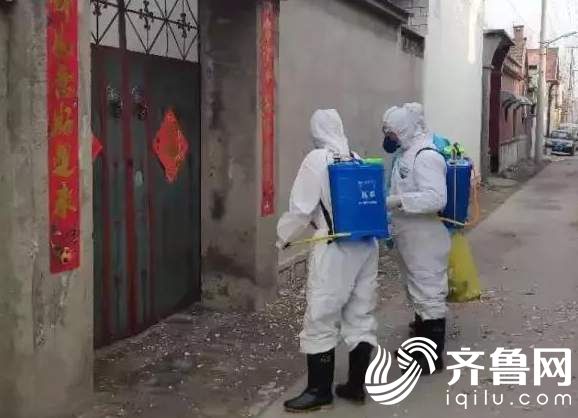 志愿者为市西街道堤东赵村进行消毒