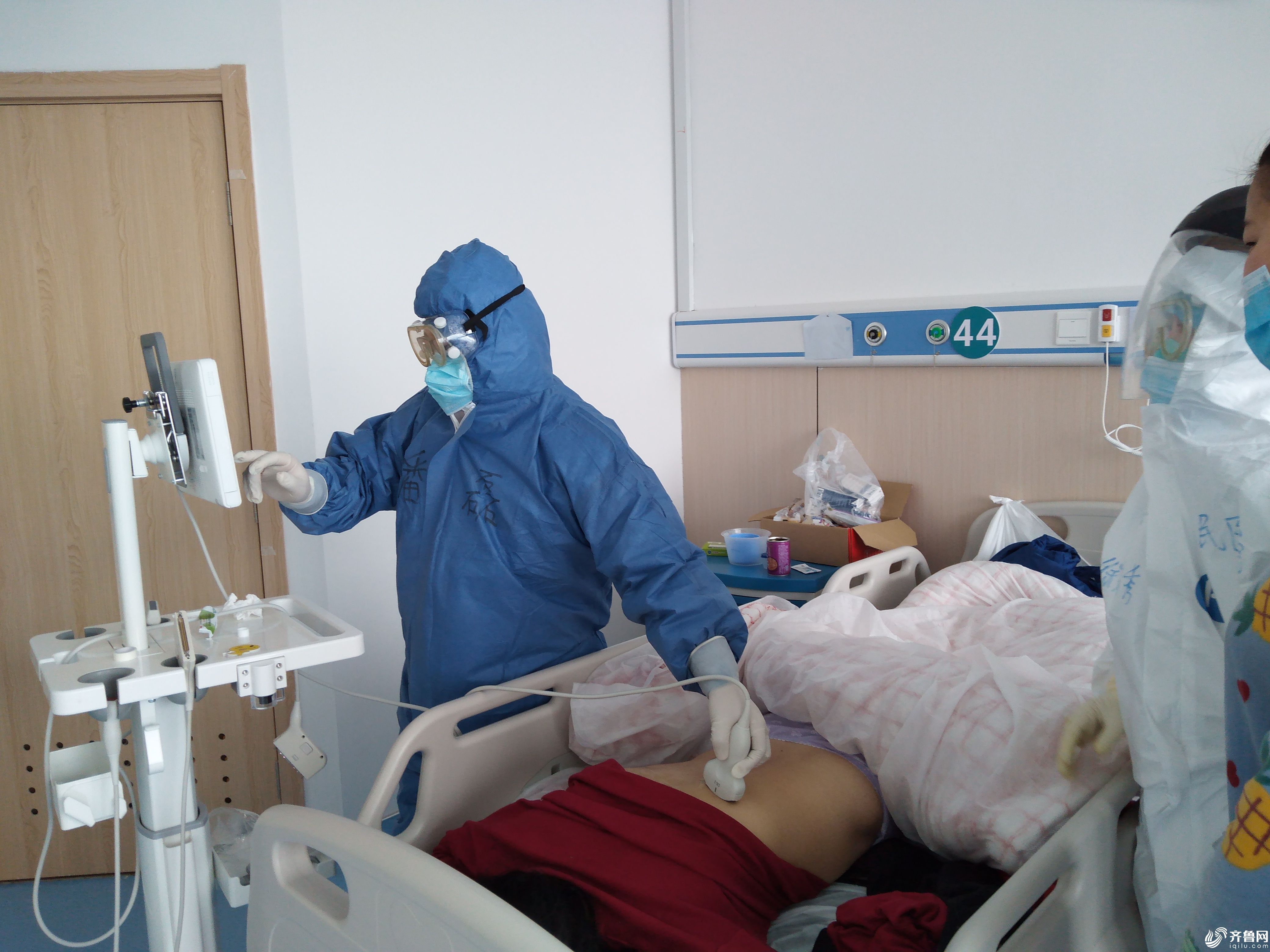 第二批援鄂医疗队员潘磊医师为新冠肺炎患者进行了肺部超声监测治疗