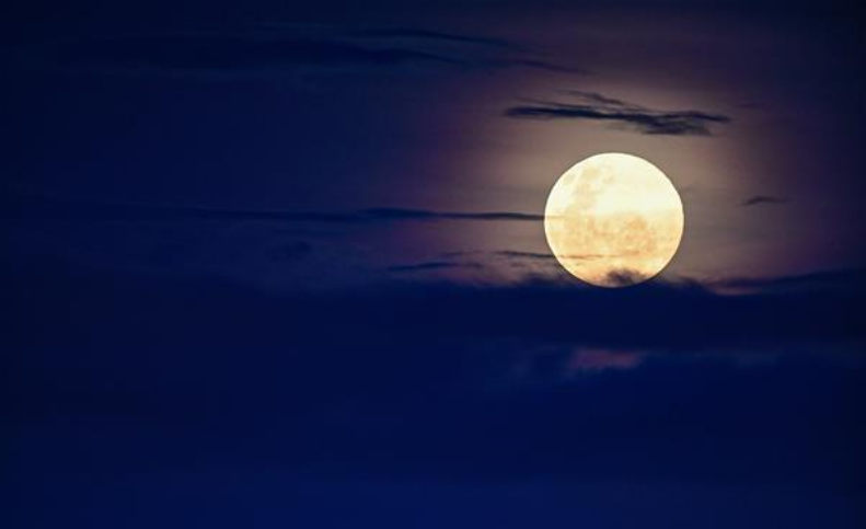10日凌晨,今年首个“超级月亮”来了