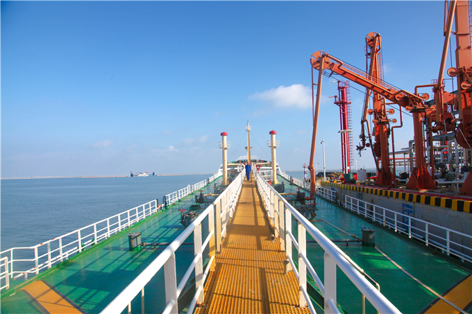 7-2宝港国际液化品码头正在进行卸油作业