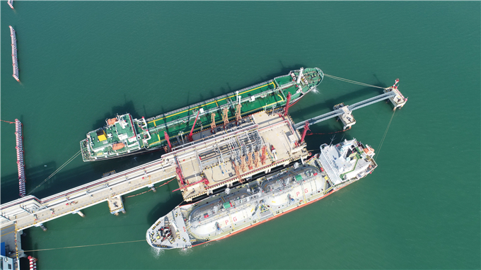 7-1宝港国际液化品码头正在进行卸油作业