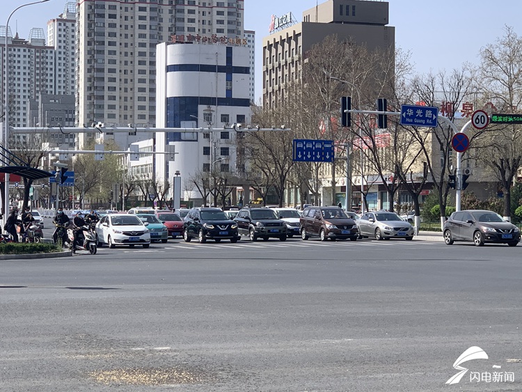 上午10点,在淄博华光路和柳泉路路口,汽车停下了行驶的车轮,行人停止