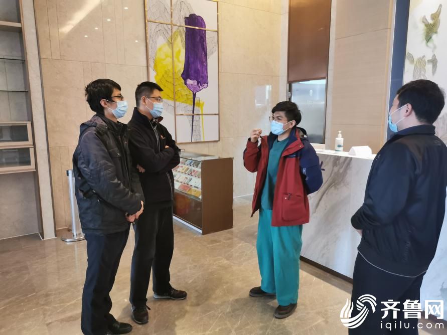 医疗小组组长王立新对酒店工作人员进行消毒隔离防疫知识培训