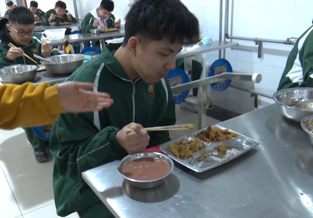 34秒|开学首日探访枣庄滕州高级中学餐厅：菜花搭配土豆炖鸡，食堂菜挺香