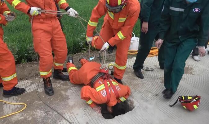 3岁男童坠6米深井 消防员“倒挂金钩”救人