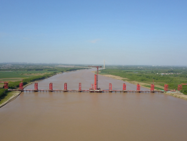 航拍济南凤凰黄河大桥建设，预计明年通车