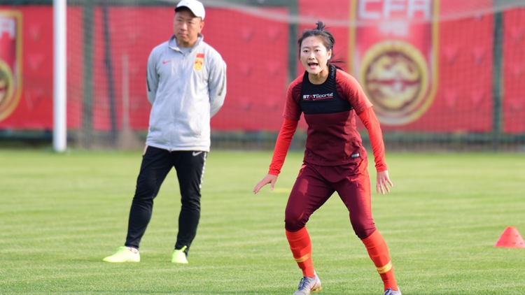 中国女足备战奥预赛 吴海燕专注训练
