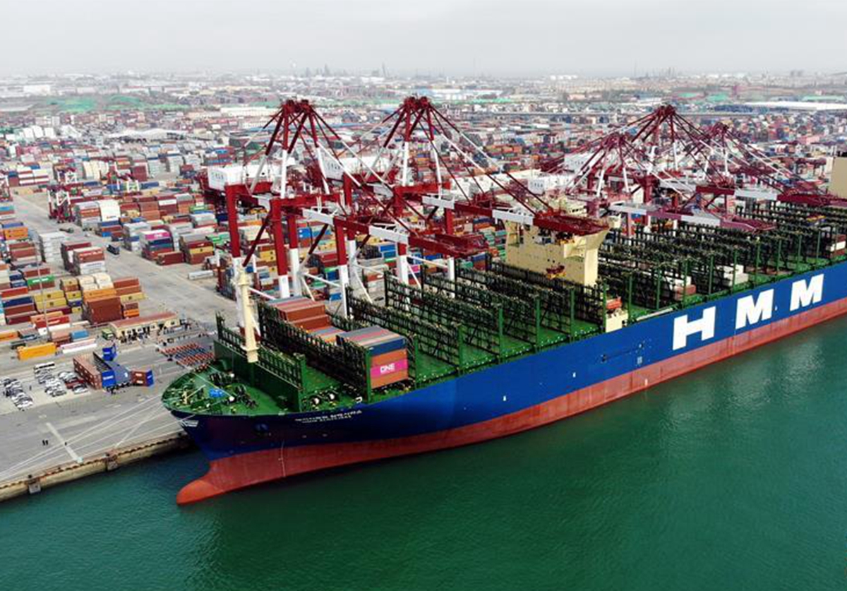 世界最大集装箱船“现代商船阿尔赫西拉斯”首航青岛港