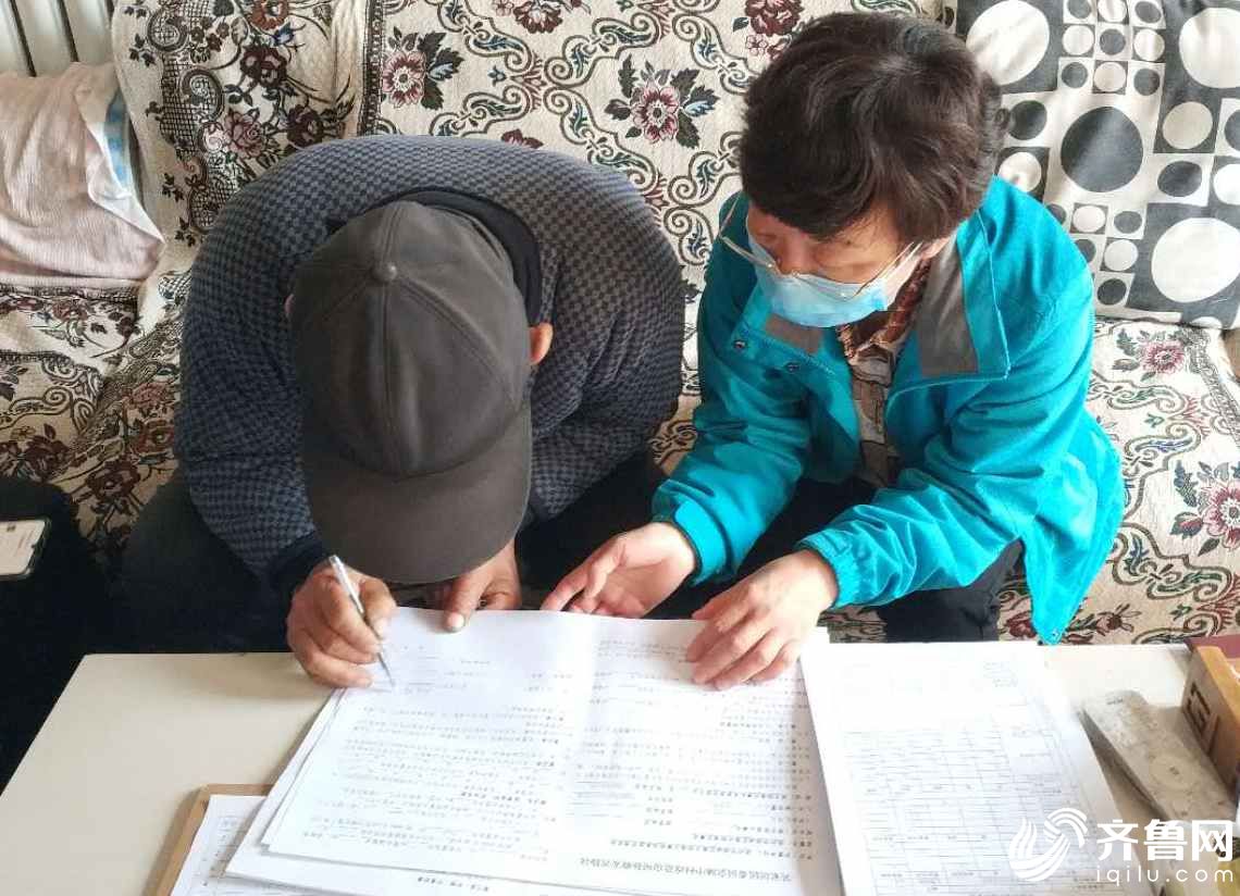 在滨城区梁才街道西吴新村，工作人员入户与居民签订拆迁协议