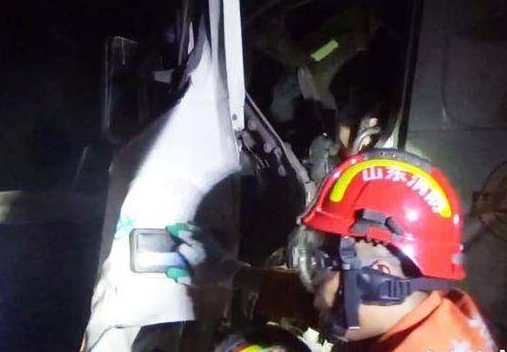 夜间两车相撞1人被困 东营消防急救援