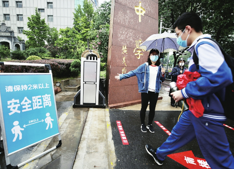 不惧风雨 少年归来 济南8.2万余名初中毕业年级学生返校复课
