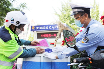 “一盔一带”安全守护淄博公安交警在行动