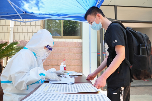 9-5月20日，在德州学院医务室，首批省外非毕业年级学生免费进行核酸检测，学生正在登记个人信息。
