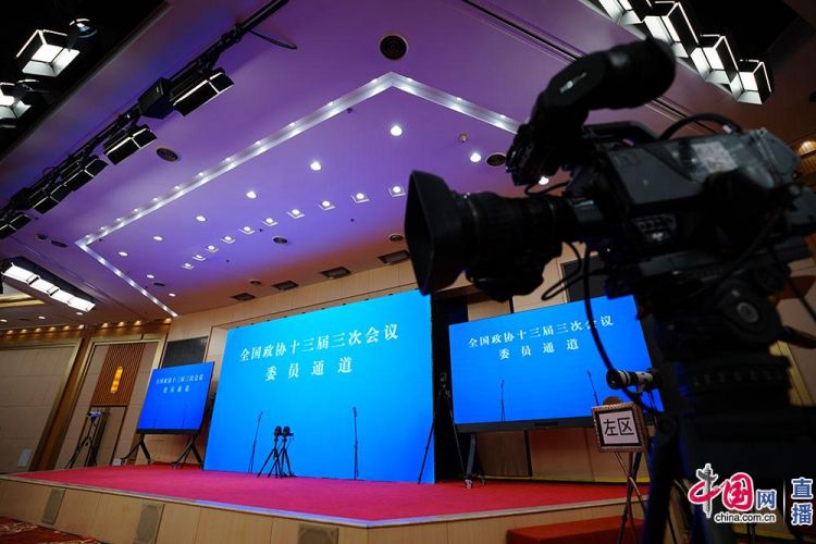 首场“委员通道”医药卫生界委员建言完善公共卫生体系[组图]