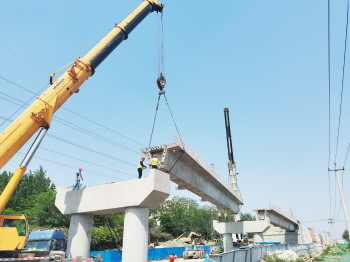 沂源县第一座立交桥开始吊装梁板