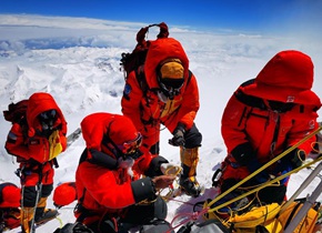 珠峰高程测量登山队成功登顶开展测量工作
