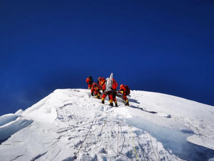 5月27日，2020珠峰高程测量登山队成功登顶世界第一高峰珠穆朗玛峰。.jpg