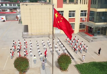 33秒丨开学第一课，面向国旗庄严宣誓！枣庄小学一、二年级和幼儿园今日复课
