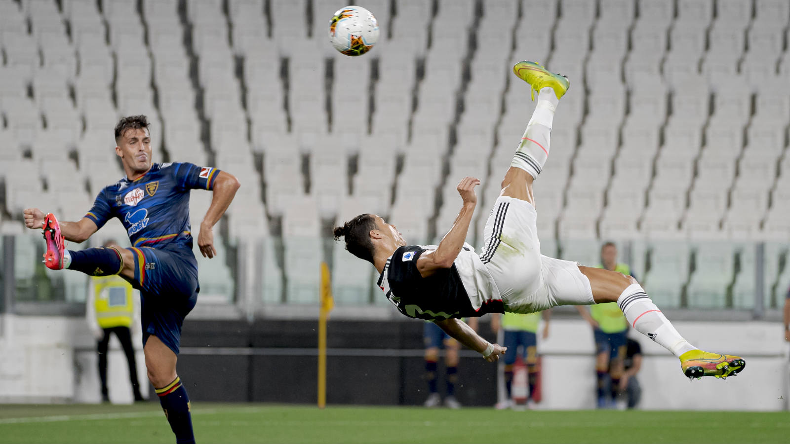 C罗造点破门 尤文4-0横扫莱切