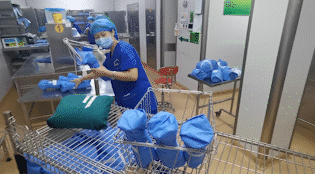 护士分捡包装好的器械包准备灭菌