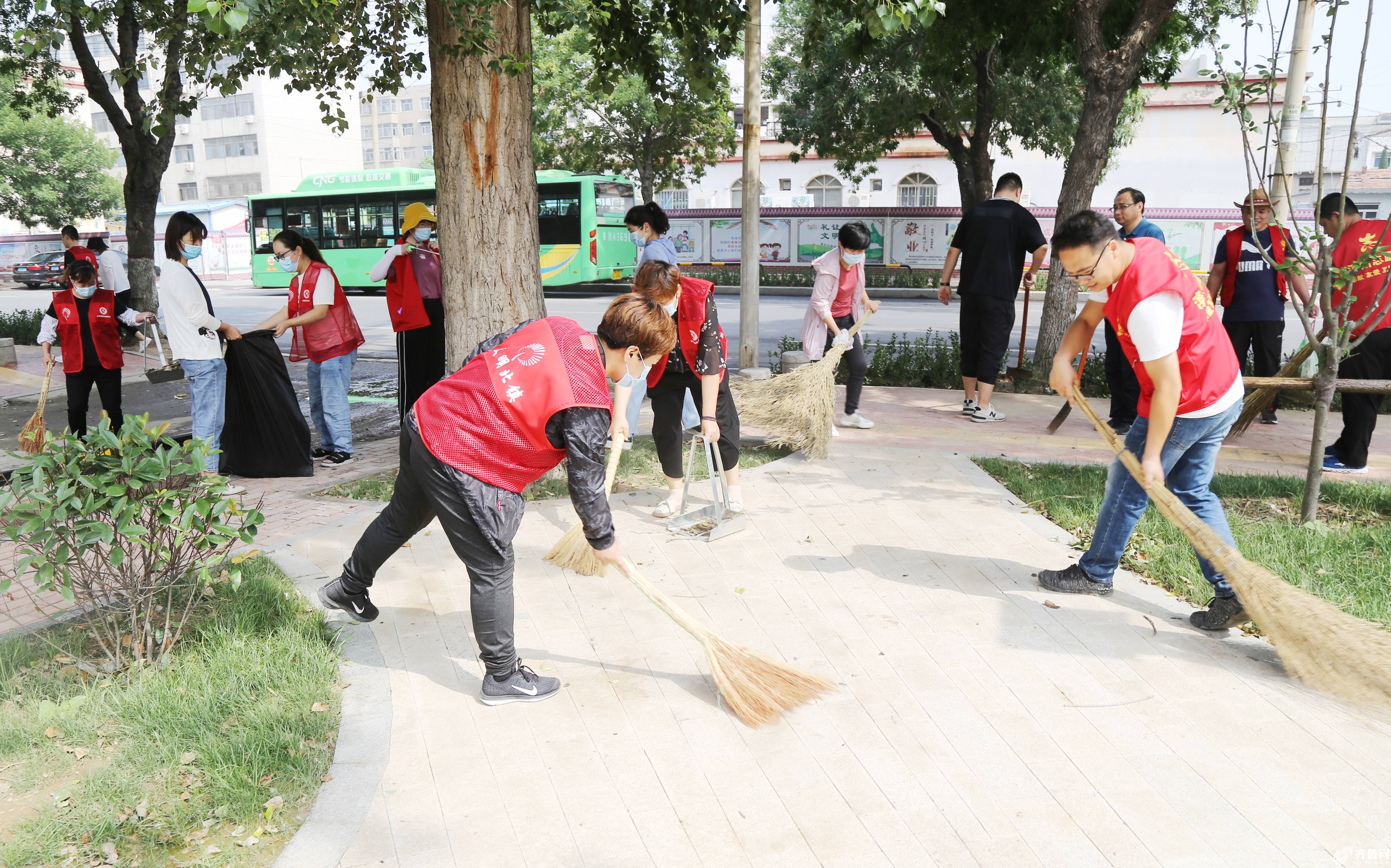滨城区北镇街道志愿者在包保路段清理街道垃圾。 (2)