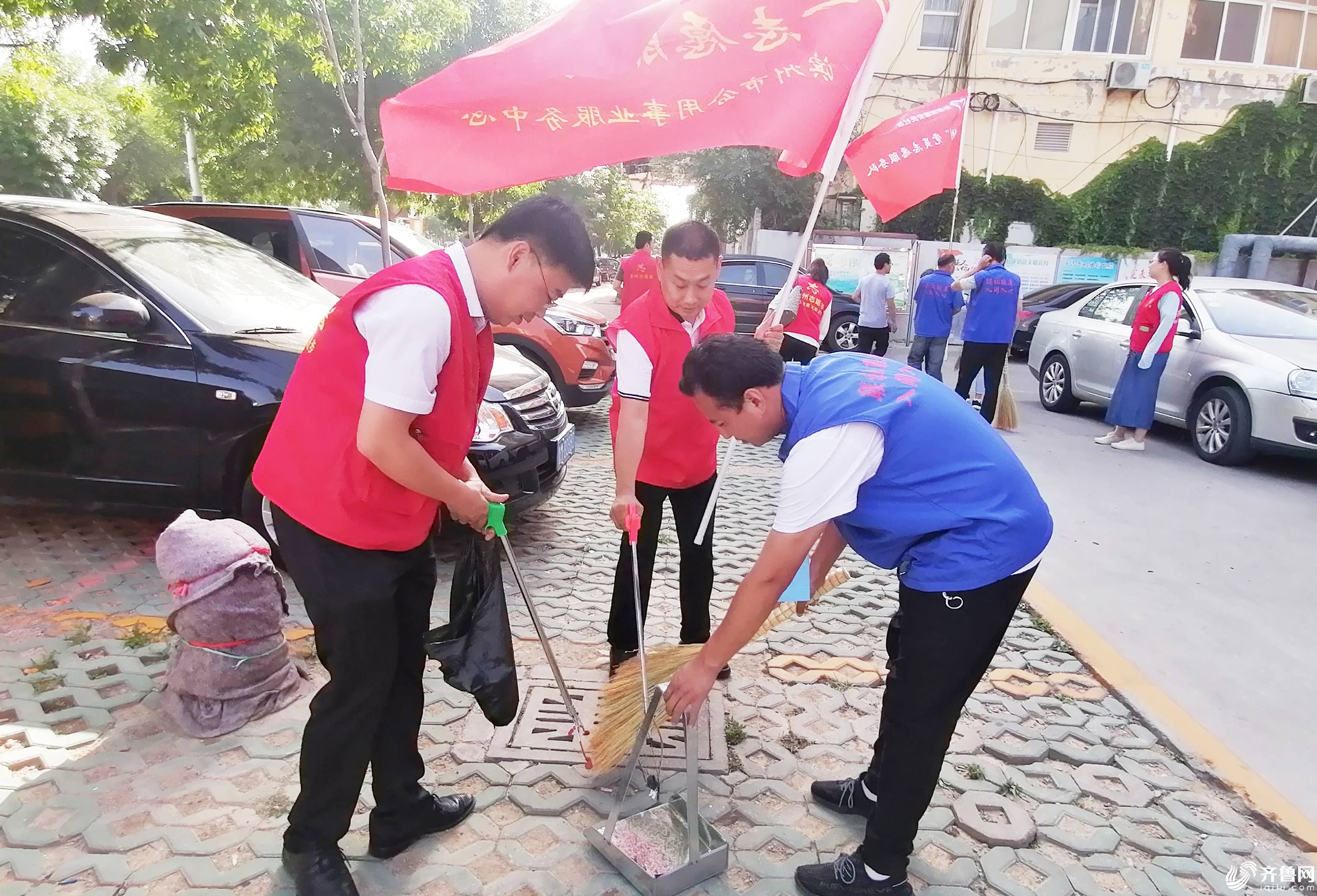 滨城区彭李街道志愿者与双报到单位志愿者一起走上街头进行环境整治