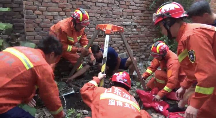 淄川姐弟俩坠入10米深井 消防员下井救援