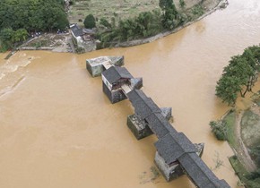 江西婺源八百年彩虹桥部分桥面被洪水损毁