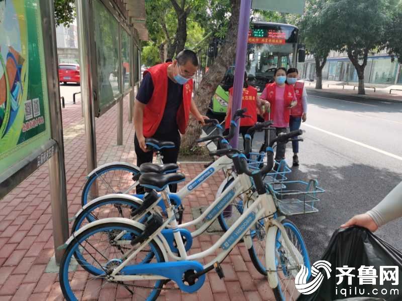 7月4日，滨城区北镇街道志愿者在黄河三路渤海四路路段的共享单车进行规整。