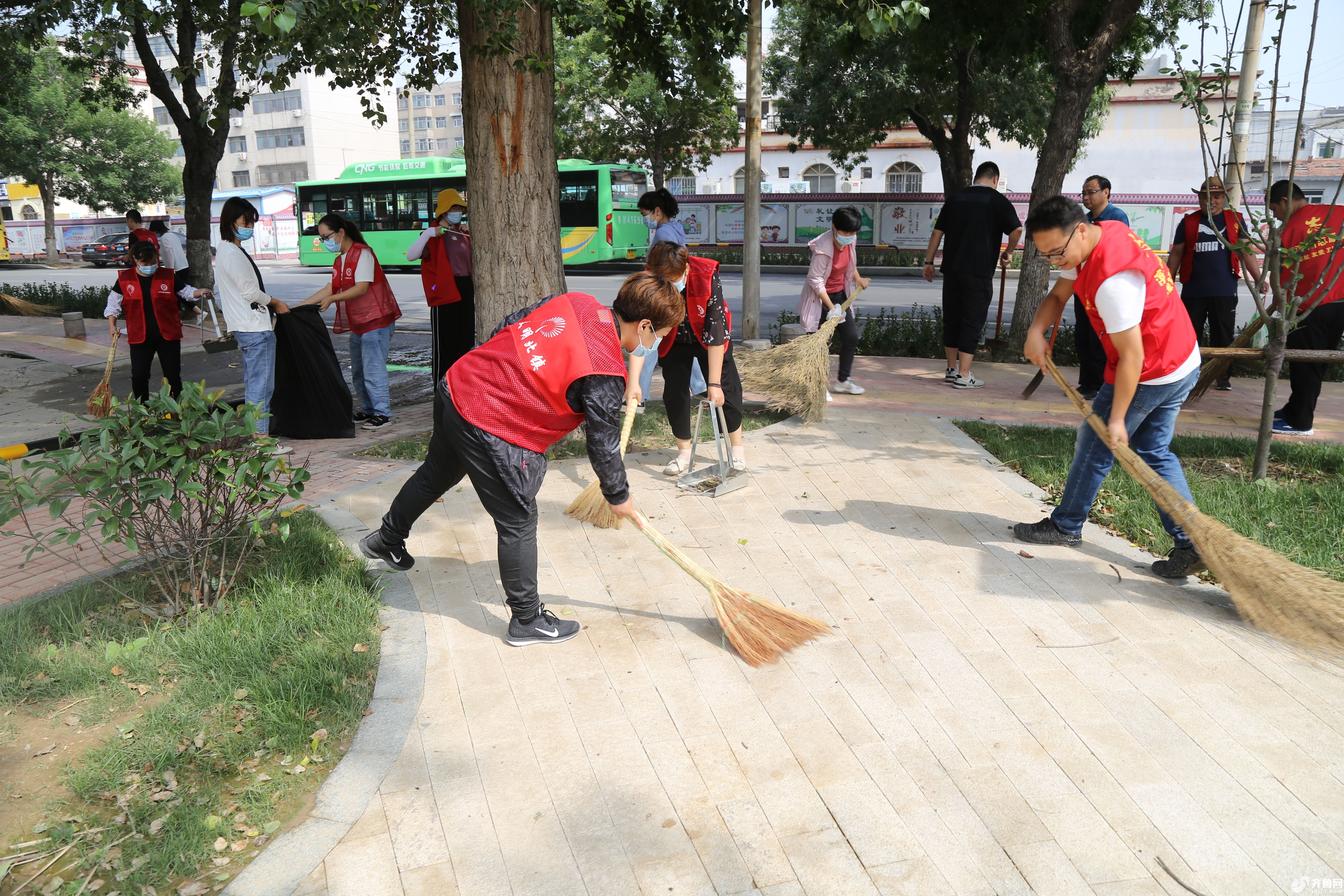 7月4日，滨城区北镇街道志愿者在黄河三路渤海四路路段对人行横道的垃圾进行清理。 (2)