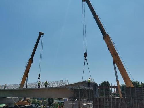 梁板吊装圆满完成 胶海线南崔路立交桥预计9月底建成通车