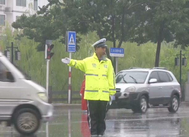 65秒丨大雨来袭！济宁交警全力投入确保道路安全畅通