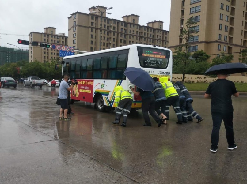 全员上路疏导交通，枣庄市中交警成为雨中最美风景线