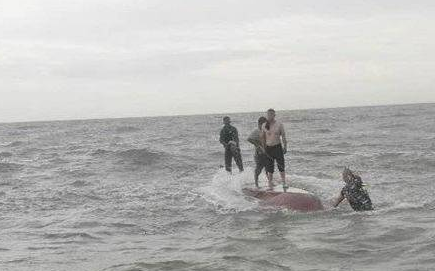 险！东营广利港一渔船侧翻四人被困 志愿者火速营救成功脱险