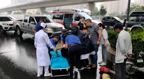 老人受伤倒路边 临沂城管暖心救助及时送医
