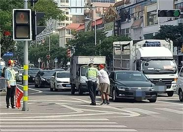 輔警攙扶老人過馬路，市民用相機記錄下暖心背影