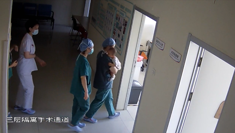 手术室外婴儿饿得大哭，聊城两位护士接力喂奶暖人心